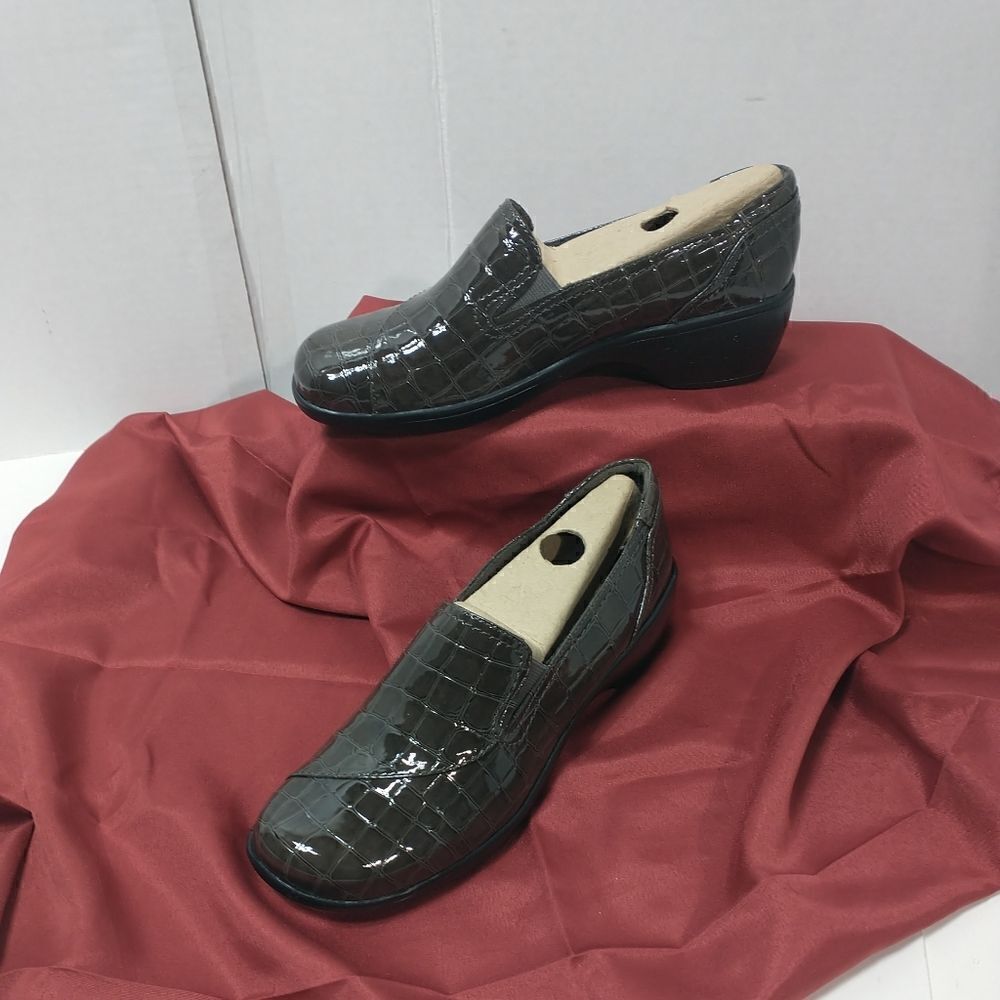 Clarks "Bendables" Croc Print Slip-on Loafer Women's Size 7.5 M, gray